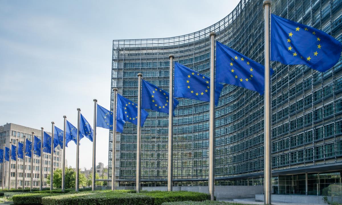 EU-flaggor framför en europeisk institutionsbyggnad
